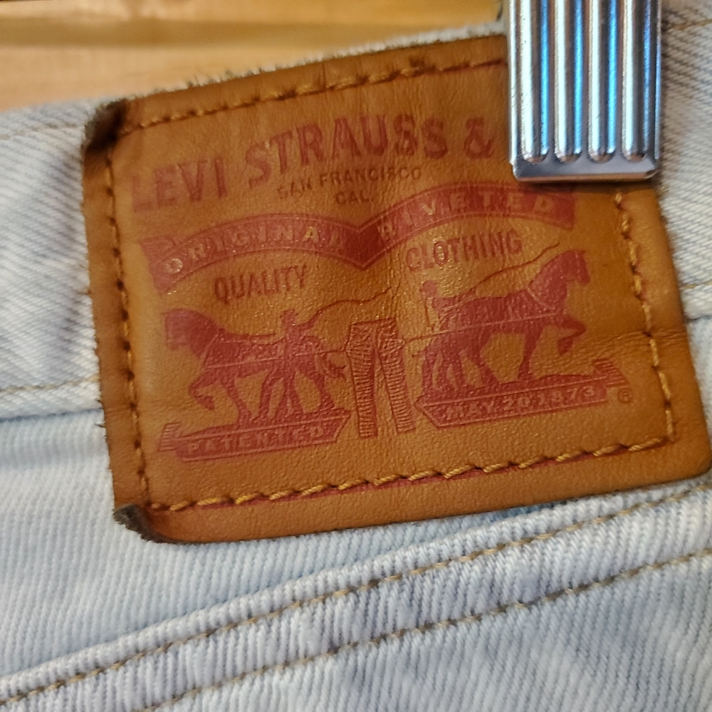 Levi's Women's Light Wash Distressed Button Fly Demin Short SZ 26 Style S58022 - Picture 6 of 15